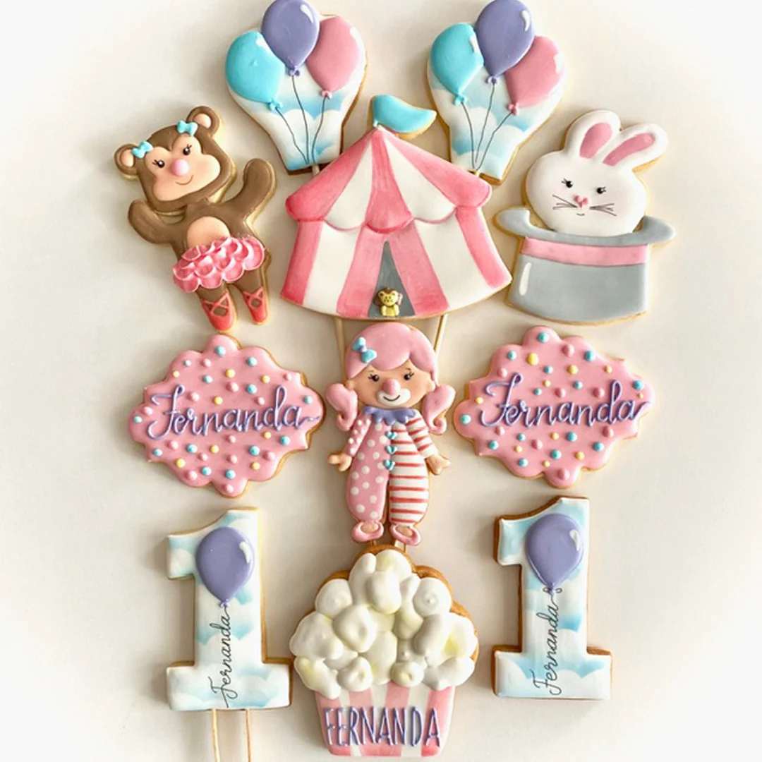 Biscoitos de aniversário com circo, balões e animais em tons pastel