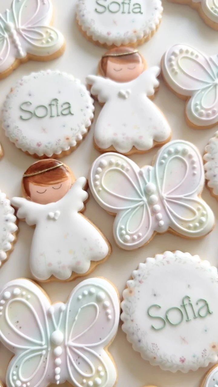 Biscoitos de anjinhos e borboletas delicadas feitos para o batizado da Sofia