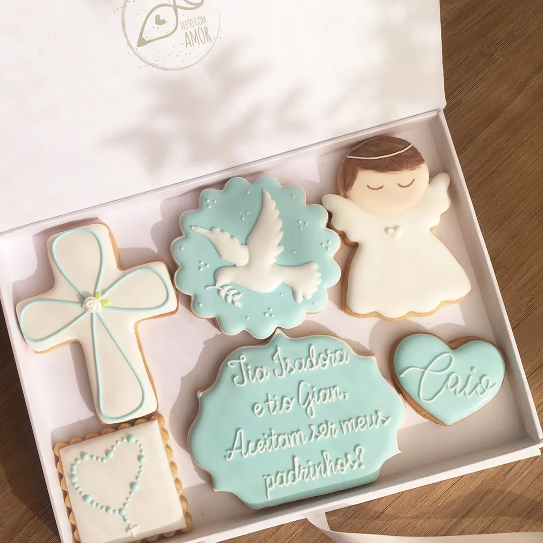 Caixa de biscoitos em verde suave e branco com convite para padrinhos