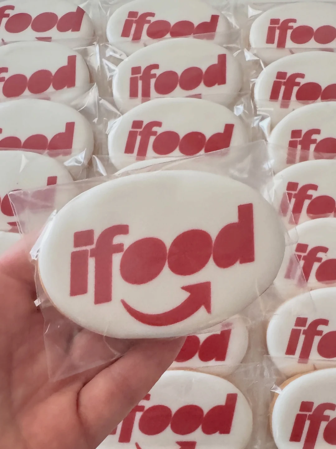 Trabalho real da Biscoiteria: biscoitos individualmente embalados com aplicação da marca iFood